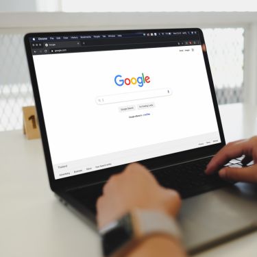 En la imagen se muestra un ordenador abierto con Google abierto